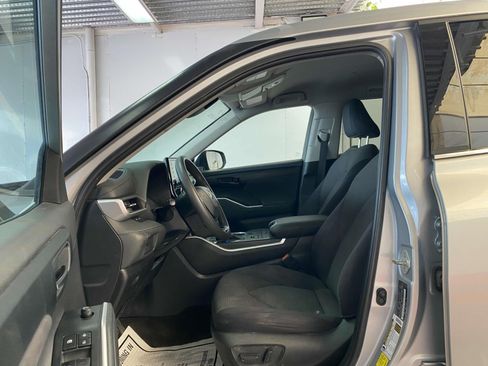 Used 2020 Toyota Highlander L AWD/4WD image 16