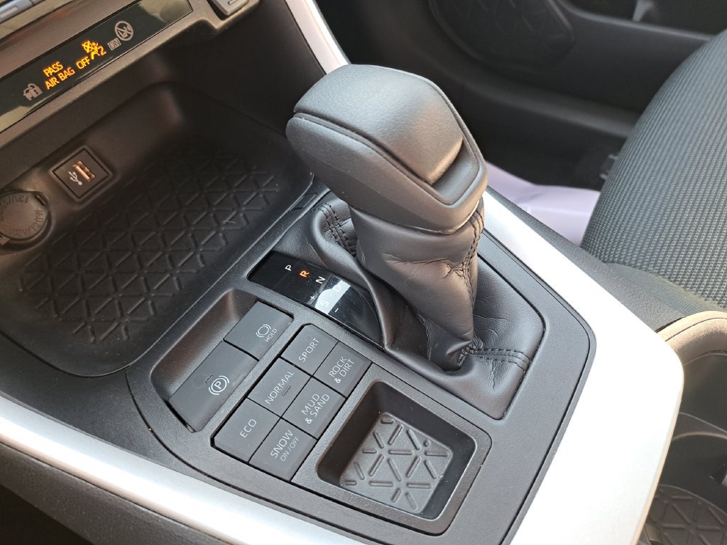 Used 2024 Toyota RAV4 LE AWD/4WD image 21