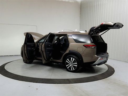 Used 2024 Nissan Pathfinder Platinum w/ Cargo Package image 13