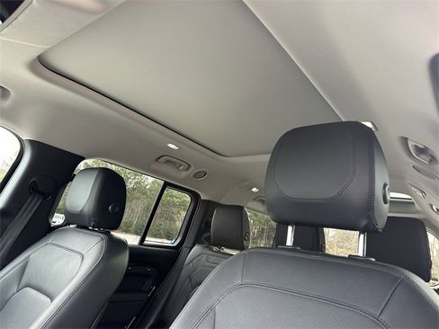 Used 2024 Land Rover Defender 130 S image 31