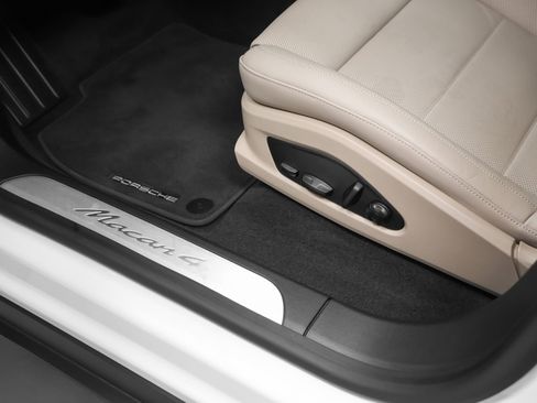 Certified 2025 Porsche Macan 4 Electric AWD/4WD image 29