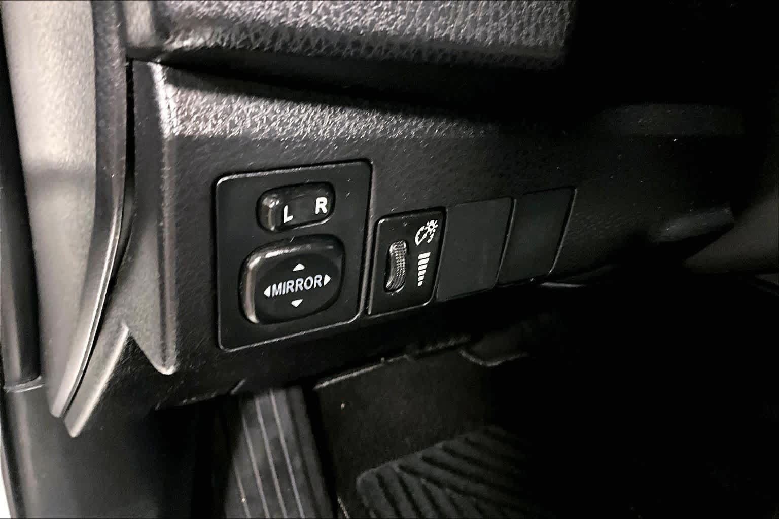 Used 2016 Toyota Corolla L FWD image 31