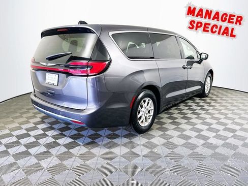 Used 2023 Chrysler Pacifica Touring-L FWD image 8
