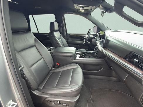 Used 2025 Chevrolet Tahoe LT RWD image 11