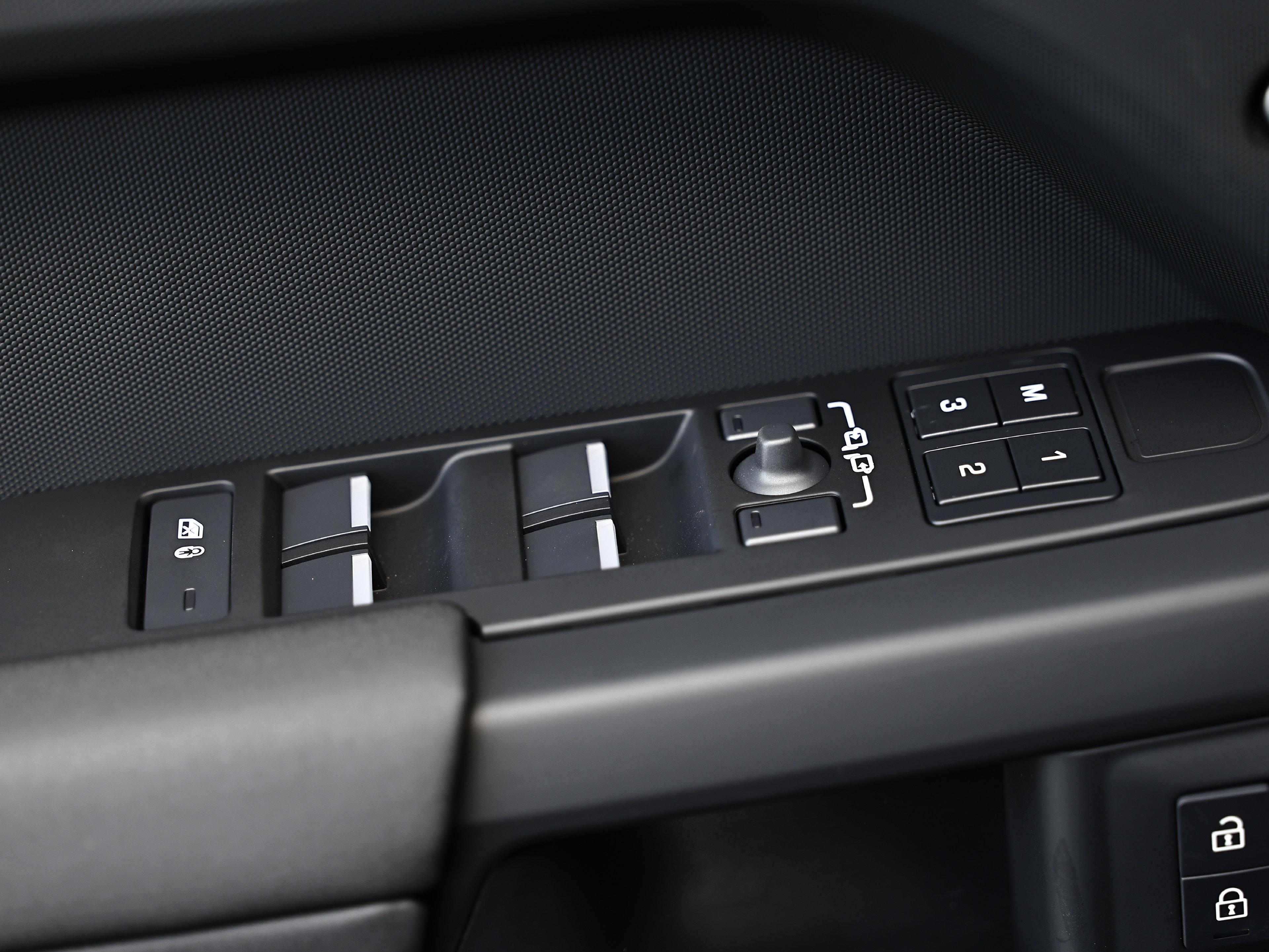 New 2026 Land Rover Defender 110 AWD/4WD image 21
