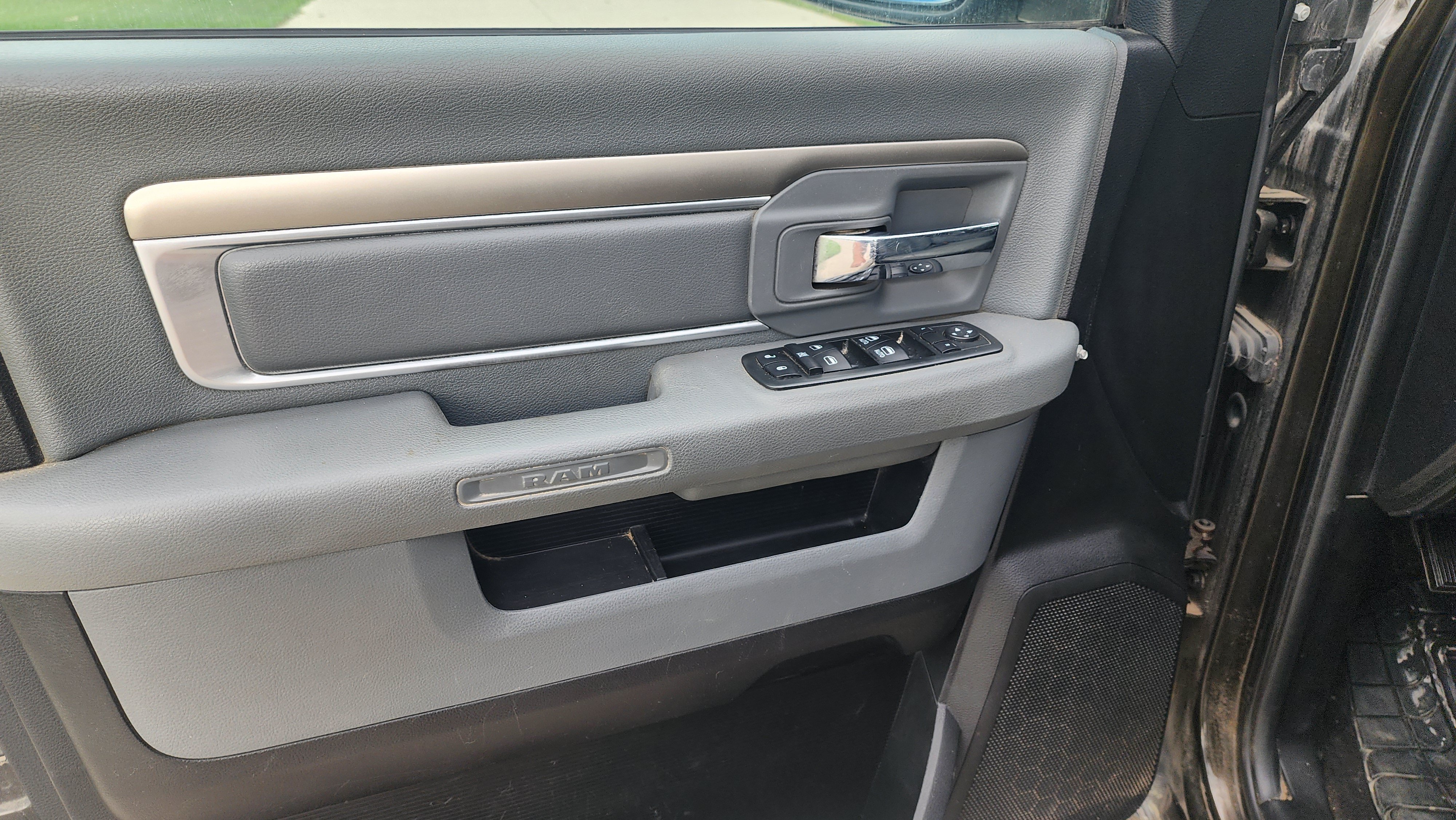 Used 2013 RAM 1500 Classic SLT w/ Premium Display Pkg AWD/4WD image 11
