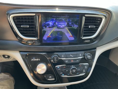 Used 2017 Chrysler Pacifica Touring-L FWD image 35