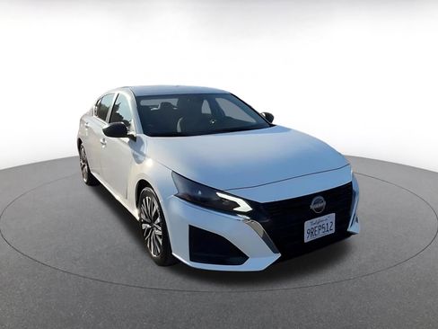 Used 2025 Nissan Altima 2.5 SV FWD image 3