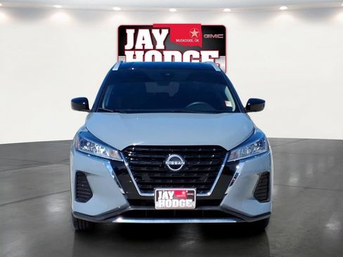 Used 2024 Nissan Kicks SV FWD image 2