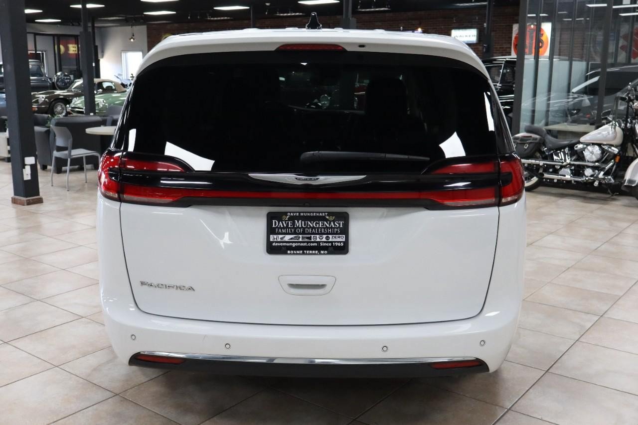 Used 2023 Chrysler Pacifica Touring-L FWD image 4