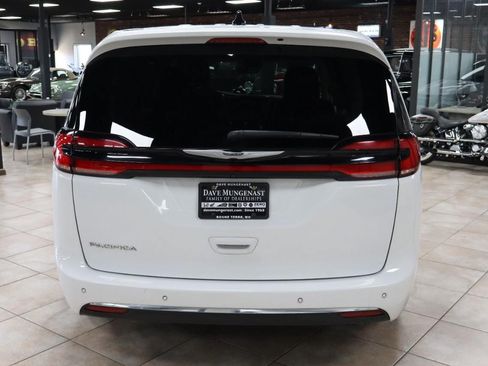 Used 2023 Chrysler Pacifica Touring-L FWD image 4