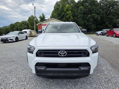 Used 2025 Toyota 4Runner SR5 AWD/4WD image 2