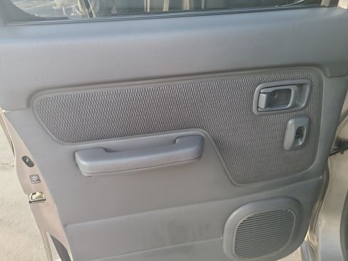 Used 2004 Nissan Frontier S/C AWD/4WD image 28