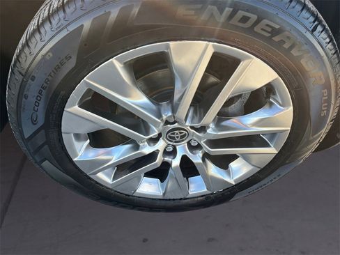 Used 2021 Toyota RAV4 XLE Premium image 14