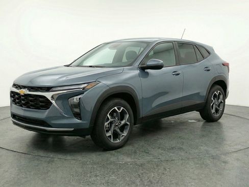 Used 2025 Chevrolet Trax LT image 3