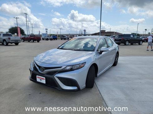 Used 2024 Toyota Camry SE FWD image 3