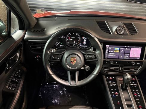 Used 2023 Porsche Macan AWD/4WD image 17
