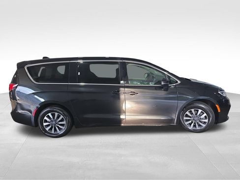 Used 2023 Chrysler Pacifica Touring-L FWD image 6