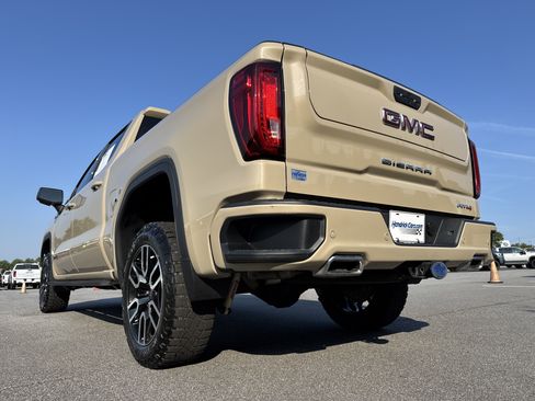 Used 2023 GMC Sierra 1500 AT4 w/ Technology Package AWD/4WD image 8