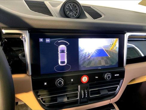 Certified 2023 Porsche Macan AWD/4WD image 31
