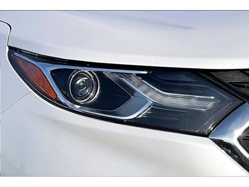 Used 2018 Chevrolet Equinox LT FWD image 29