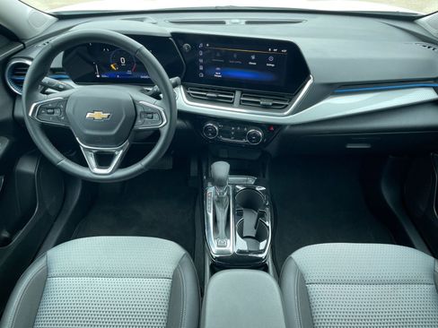 Used 2025 Chevrolet Trax LT w/ LT Convenience Package image 17