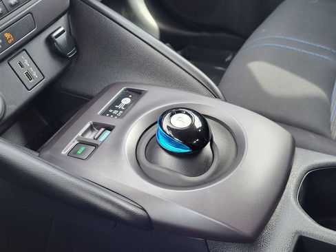 Used 2024 Nissan Leaf S FWD image 11