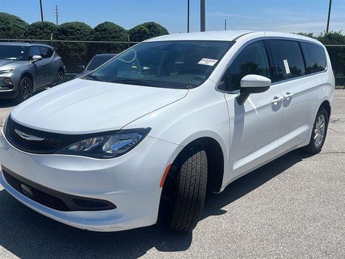 Used 2022 Chrysler Voyager LX FWD image 6