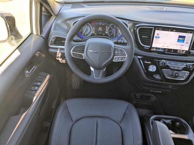 New 2026 Chrysler Pacifica Select FWD image 18