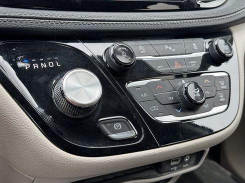 Used 2019 Chrysler Pacifica Limited FWD image 15
