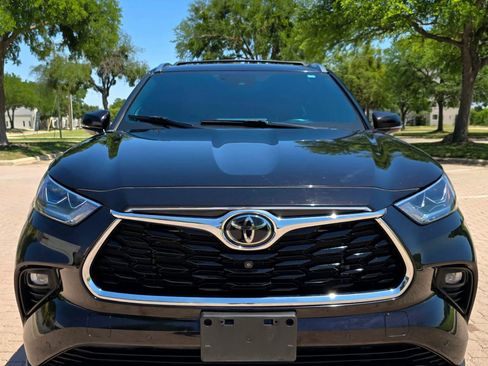 Used 2022 Toyota Highlander Platinum AWD/4WD image 2