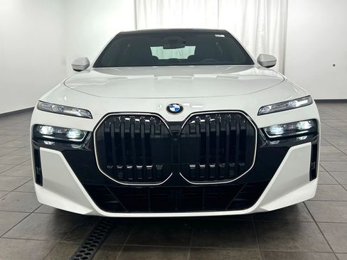 Used 2025 BMW 760i xDrive w/ Executive Package image 7