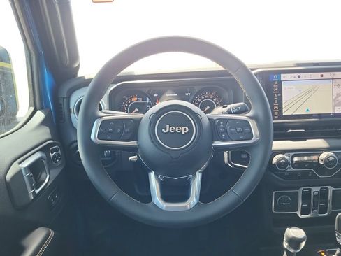 Used 2025 Jeep Wrangler Unlimited Sahara w/ Technology Group AWD/4WD image 13