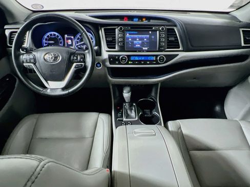 Used 2019 Toyota Highlander XLE FWD image 29