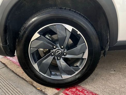 Used 2025 Nissan Rogue SV image 9