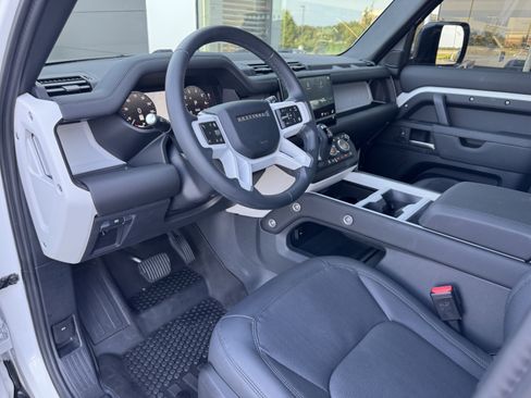 Certified 2025 Land Rover Defender 110 X-Dynamic SE AWD/4WD image 13