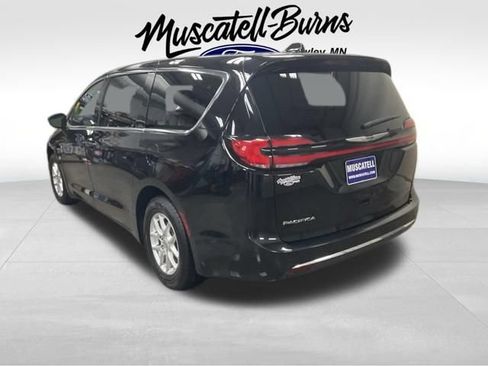 Used 2025 Chrysler Pacifica Select FWD image 3