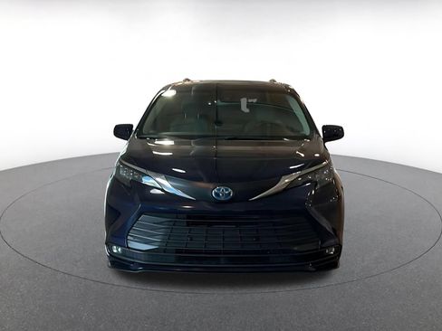 Used 2025 Toyota Sienna XLE FWD image 4