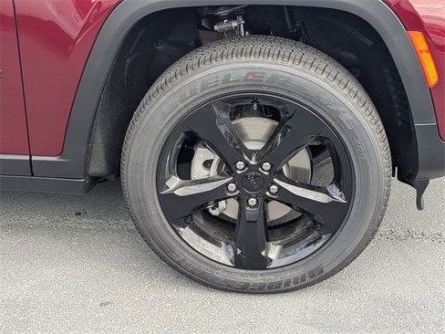 New 2025 Jeep Grand Cherokee Altitude image 11