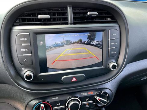 Used 2025 Kia Soul LX w/ LX Technology Package FWD image 14