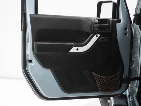 Used 2012 Jeep Wrangler Unlimited Sahara image 13