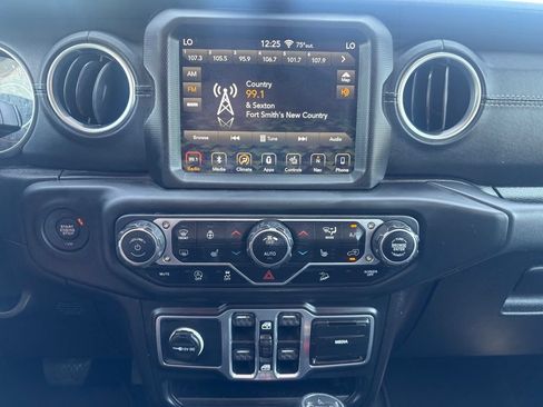 Used 2018 Jeep Wrangler Unlimited Sahara AWD/4WD image 21