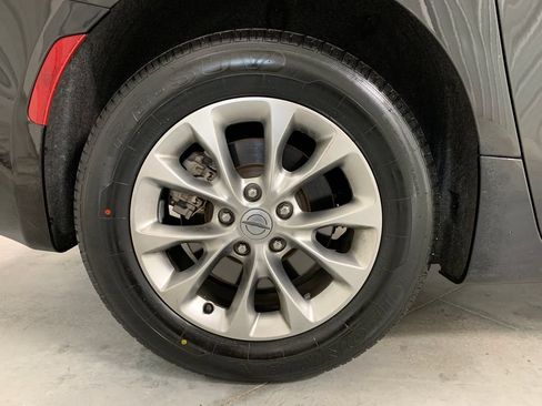 Used 2023 Chrysler Pacifica Touring-L w/ Uconnect Theater Family Group AWD/4WD image 10