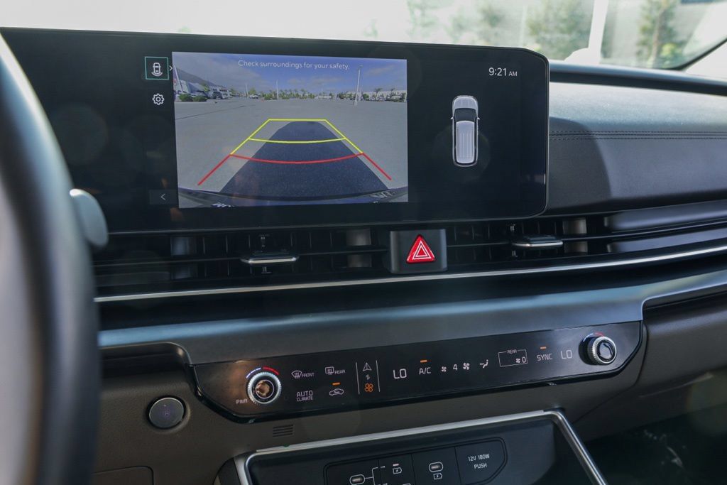 Used 2025 Kia Carnival FWD image 32