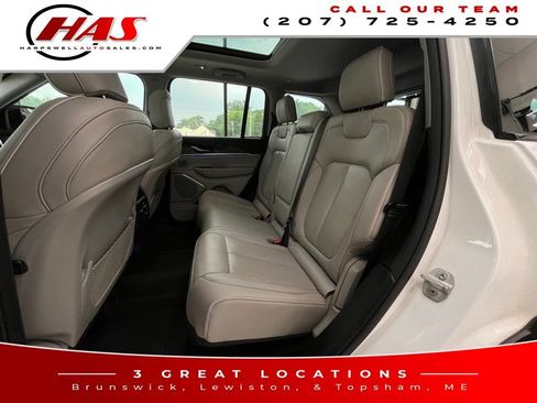 Used 2023 Jeep Grand Cherokee Overland AWD/4WD image 12