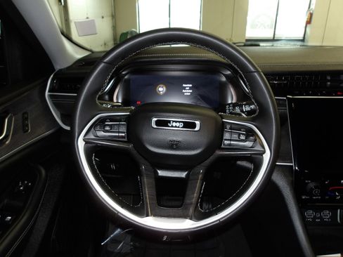 Used 2023 Jeep Grand Cherokee L Limited w/ Luxury Tech Group II AWD/4WD image 14