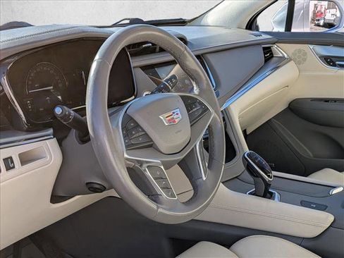 Used 2017 Cadillac XT5 Luxury w/ Driver Awareness Package image 9