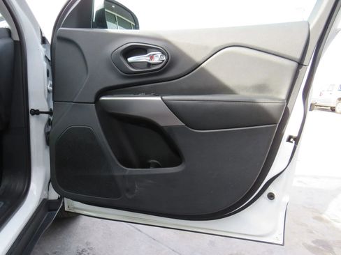 Used 2020 Jeep Cherokee Limited image 43