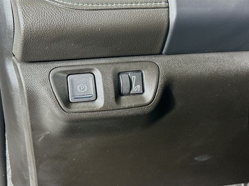 Used 2022 GMC Acadia SLE FWD image 17