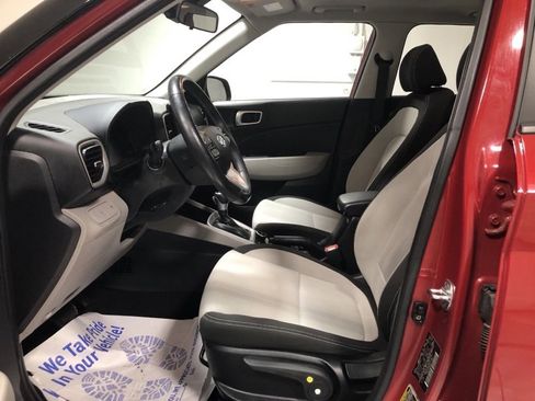 Used 2023 Hyundai Venue SEL image 18